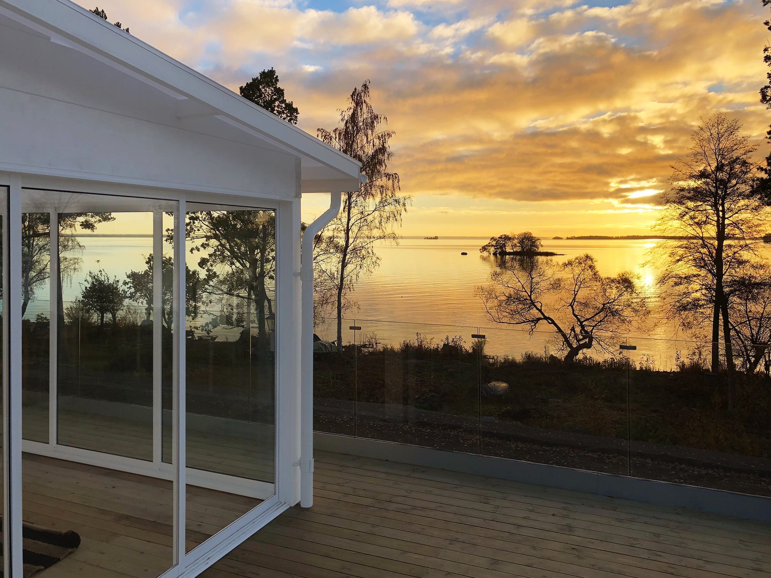 halle uterum utsikt över vatten med pulpettak och kanalplasttak