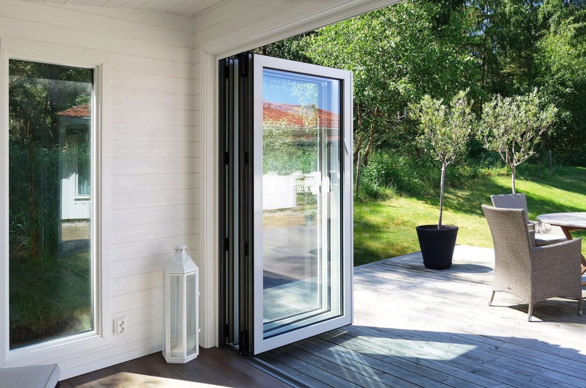 Halle vikparti i vardagsrum och uterum